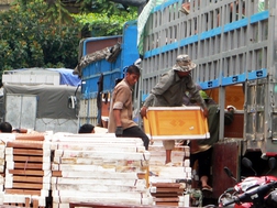 Không ít doanh nghiệp mong mỏi được khoanh nợ tiền phạt thuế để giảm bớt khó khăn - Ảnh: Anh Vũ