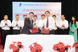Lễ công bố quyết định bổ nhiệm Giám đốc và bàn giao nhiệm vụ Giám đốc VNPT Hà Nội diễn ra ngày 8/10/2013.