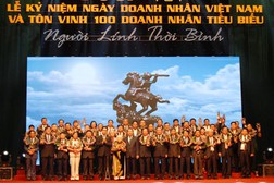 Phó Thủ tướng Vũ Văn Ninh và các doanh nhân Việt Nam tiêu biểu năm 2013. Ảnh: VGP/Thành Chung