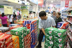 Các loại bia - nước giải khát cạnh tranh ngày càng khốc liệt - Ảnh: Đào Ngọc Thạch