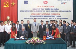 Thống đốc Nguyễn Văn Bình và ông James Nugent - Ngân hàng Phát triển châu Á ký các Hiệp định