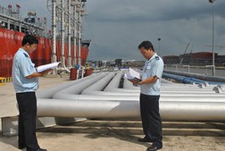 Hải quan cảng Sài Gòn khu vực 3 giám sát xăng dầu NK. Ảnh: T.H