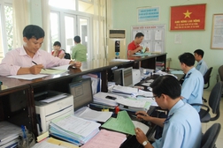 Hoạt động nghiệp vụ tại Hải quan Hải Phòng. Ảnh: T.Bình.