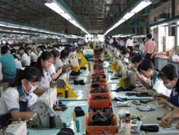  Hầu hết doanh nghiệp dệt may, da giày đều gia công cho nước ngoài. Ảnh: S. XANH