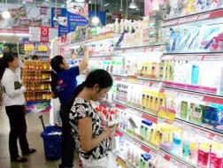 Khách hàng chọn thương hiệu uy tín để mua sắm. Ảnh: TÚ UYÊN