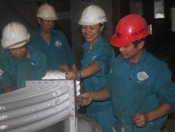 Công nhân LILAMA lắp đạt roto Nhà máy thủy điện Sơn La.
