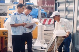 CBCC Hải quan TP. Hồ Chí Minh kiểm tra hàng hóa XNK tại Cảng Sài gòn khu vực I. Ảnh: H.Cảnh