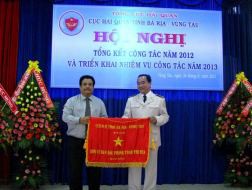 Lãnh đạo UBND tỉnh BR-VT trao cờ thi đua cho Cục Hải quan BR-VT vì đã hoàn thành xuất sắc nhiệm vụ trong năm 2012. Ảnh Nguyễn Huế