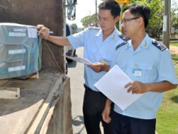 Công chức Cục Hải quan Đồng Nai Kiểm tra thực tế hàng hoá XNK.
