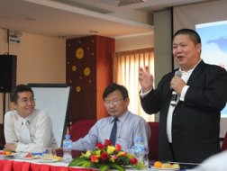 Ông Lê Phước Vũ, Chủ tịch Tập đoàn Hoa Sen (bìa phải) cho rằng: Nếu doanh nghiệp sử dụng dòng tiền tốt sẽ vượt qua được khủng hoảng. Ảnh: Đ.TÀI