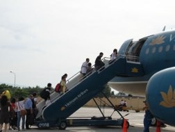 Kinh tế khó khăn khiến lượng hành khách đi máy bay sụt giảm - Ảnh: Đình Quân