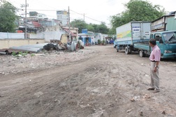 Nhà đất công bỏ hoang và bị lấn chiếm lãng phí nhưng không ai chịu trách nhiệm - Ảnh: Đình Sơn