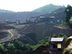 Một mỏ sắt do người TQ khai thác bị đóng cửa. Ảnh minh họa: VNE.