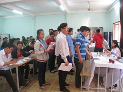 Người lao động đăng kí thất nghiệp tại Trung tâm Giới thiệu việc làm TP.HCM. Ảnh: T.D