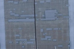 Vệt ngang nghi là vết nứt trên thân đập phía thương lưu bên phải cửa xả tràn. Ảnh: T.T.Thư