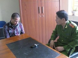 Phó Giám đốc CA TP.Hải Phòng Dương Tự Trọng hỏi cung Mai Đức Vượng - nhân vật "cộm cán" đất cảng - bị bắt năm 2011.