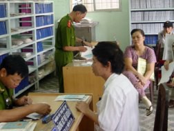 Trên thực tế việc cắt và nhập hộ khẩu không hề đơn giản. Ảnh minh họa: HTD