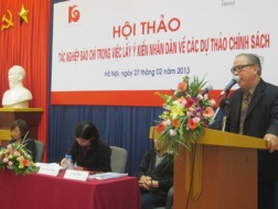  Các diễn giả tham gia hội thảo về Vai trò của báo chí trong việc phản ánh ý kiến của nhân dân về chiến lược, chính sách. 