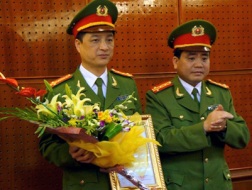 Đồng chí Nguyễn Đức Chung, Bí thư Đảng ủy, Giám đốc CATP trao quyết định của Bộ trưởng Bộ Công an cho Đại tá Nguyễn Duy Ngọc. (Ảnh: ANTĐ)