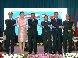 Lãnh đạo các nước thành viên ACMECS (gồm Việt Nam, Lào, Campuchia, Thái Lan, Myanmar) và Tổng Thư ký ASEAN Lê Lương Minh tại phiên khai mạc Hội nghị ACMECS 5, ngày 13/3.