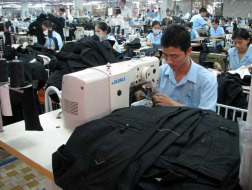 May mặc là một trong năm mặt hàng xuất khẩu nhiều nhất của Việt Nam sang EU Ảnh: C.N