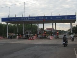 Trạm thu phí Định Quán - Đồng Nai vẫn hoạt động dù Bộ trưởng GTVT Đinh La Thăng hứa xóa bỏ từ cuối năm 2012. Ảnh: XUÂN HOÀNG