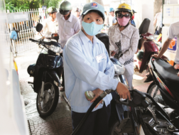  Cần chú ý tới khía cạnh phúc lợi xã hội và tâm lý xã hội trước mỗi lần tăng giá xăng dầu
