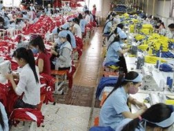 Dây chuyền sản xuấ quần áo thể thao xuất khẩu. (Ảnh: Vũ Sinh/TTXVN)