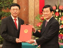 Chủ tịch nước trao quyết định phong hàm Đại sứ cho cán bộ ngành Ngoại giao Việt Nam. Ảnh: vov.vn