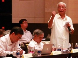 Ông Cao Sỹ Kiêm, nguyên Thống đốc Ngân hàng Nhà nước, phát biểu tại Diễn đàn Kinh tế Mùa xuân 2013