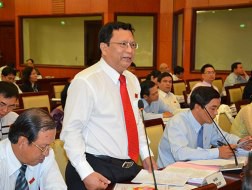 Đại biểu Võ Văn Sen chất vấn các sở, ngành tại một kỳ họp HĐND TPHCM Ảnh: TẤN THẠNH
