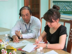 Ông Man Ngọc Lý (bên trái). Ảnh: Thu Dịu.