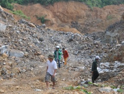 Từ đầu năm 2013 đến nay, tại Quảng Nam đã có 7 người chết vì sập hầm vàng - Ảnh: Tấn Vũ /Tuổi trẻ