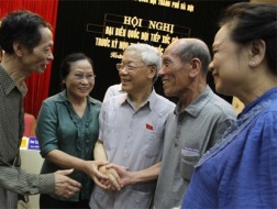 Tổng bí thư Nguyễn Phú Trọng tiếp xúc cử tri quận Hoàn Kiếm (Hà Nội) - Ảnh: Nguyễn Hùng.