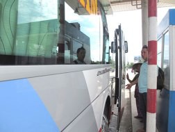 Một xe dù dừng bắt khách ở trạm thu phí cầu Cần Thơ