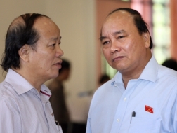 Phó Thủ tướng Nguyễn Xuân Phúc bên hành lang Quốc hội. Ảnh: Lê Anh Dũng