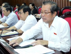 Các đại biểu bấm nút thông qua Luật phòng chống khủng bố ngày 12/6