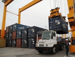 Nhập siêu 200 triệu USD trong tháng 6