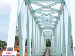 Thông xe cầu đường sắt Đò Lèn