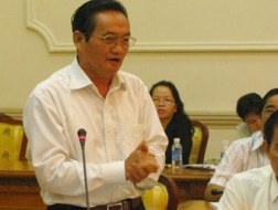 TS Trần Du Lịch, Phó Trưởng đoàn chuyên trách Đoàn ĐBQH TP.HCM, thành viên nhóm biên tập đề án, đang trả lời các thắc mắc của ĐB HĐND TP. Ảnh: MINH CƯỜNG