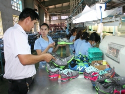 Công nhân trực tiếp hiện hưởng mức tiền lương tối thiểu vùng rất thấp Ảnh: VĨNH TÙNG