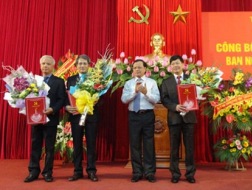 Bí thư Thành ủy Phạm Quang Nghị trao quyết định và tặng hoa cho lãnh đạo Ban Nội chính Thành ủy.