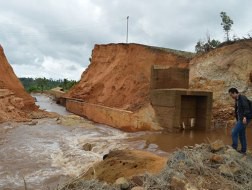 Tháo chạy khỏi các dự án thủy điện