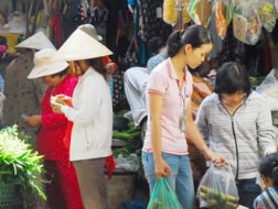 Dự báo chỉ số tiêu dùng sẽ tăng nhẹ trong tháng 9 do học phí tăng. Ảnh: HTD