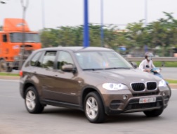 Sẽ giảm thuế xe biển số ngoại giao?