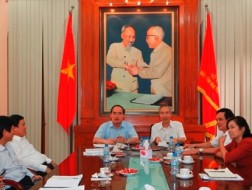 Chủ tịch Nguyễn Thiện Nhân đánh giá cao đóng góp của đồng chí Huỳnh Đảm trong sự nghiệp đại đoàn kết dân tộc. Ảnh /Từ Lương