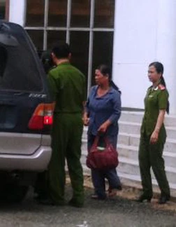 Bà Nguyễn Thị Khai bị bắt tại trụ sở UBND huyện Tân Phước 