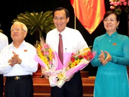 Ông Lê Thanh Liêm (đứng giữa) vừa được HĐND TP HCM bầu chọn làm Phó chủ tịch TP HCM thay thế ông Lê Minh Trí. Ảnh: Hữu Công