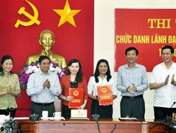 Lãnh đạo tỉnh Quảng Ninh chúc mừng 2 PGĐ Sở Nội vụ và Sở Ngoại vụ. Ảnh: Báo Quảng Ninh