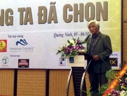 Nhà sử học Dương Trung Quốc đọc bức thư của Đại tướng Võ Nguyên Giáp